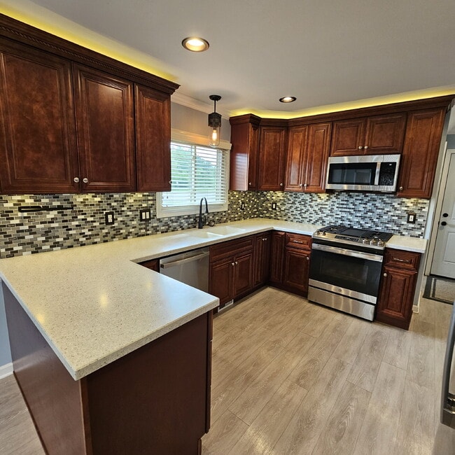 Building Photo - 3 Bedroom, 2 Bathroom Brick Ranch w/ Overs...