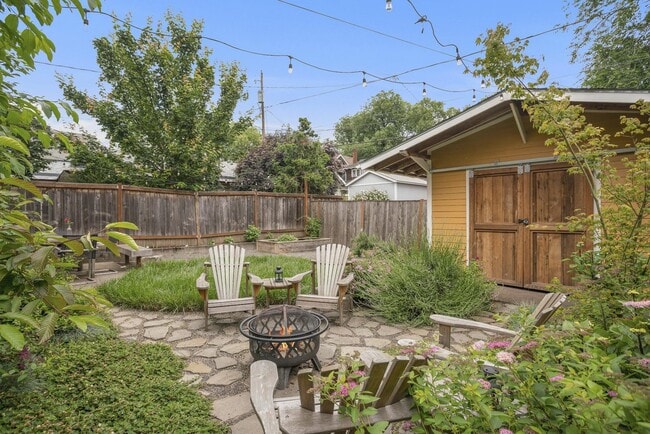 Building Photo - 1518 SE Poplar Ave