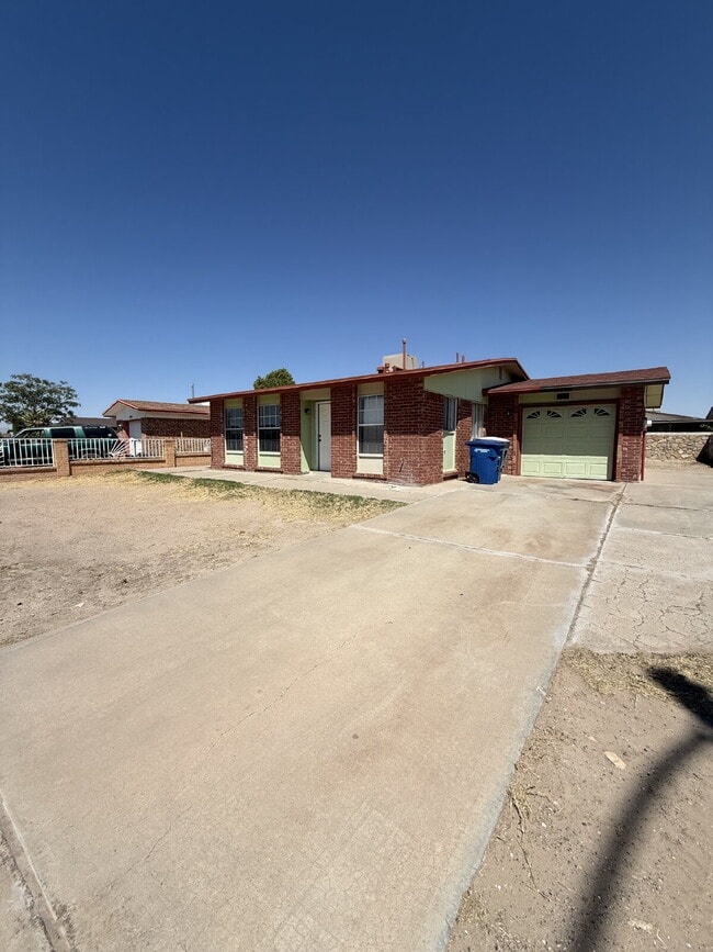Building Photo - 955 Versailles Dr