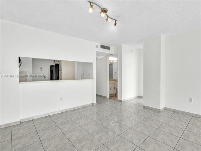 Building Photo - 600 NE 36th St