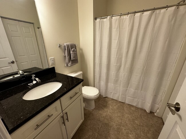 Building Photo - 2 Bed / 2 Bath Apartment (Available now) F...