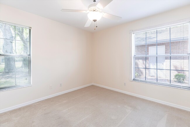 Building Photo - 6750 Lone Oak Blvd