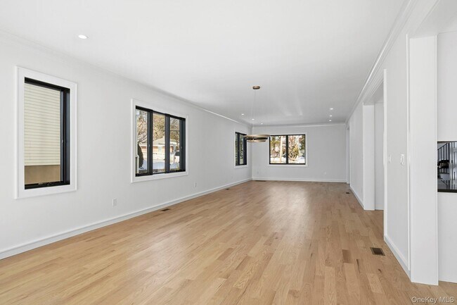 Building Photo - 31 Gedney Way