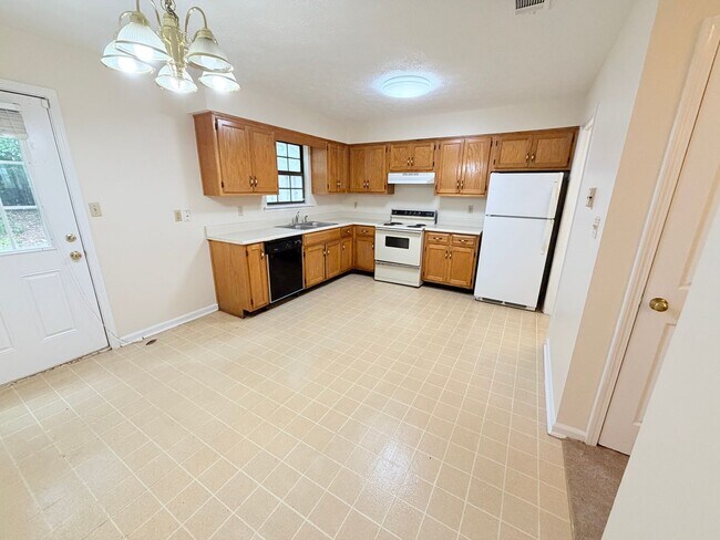 Building Photo - 2 Bedroom, 1 1/2 Bathrooms - Townhouse West Rome