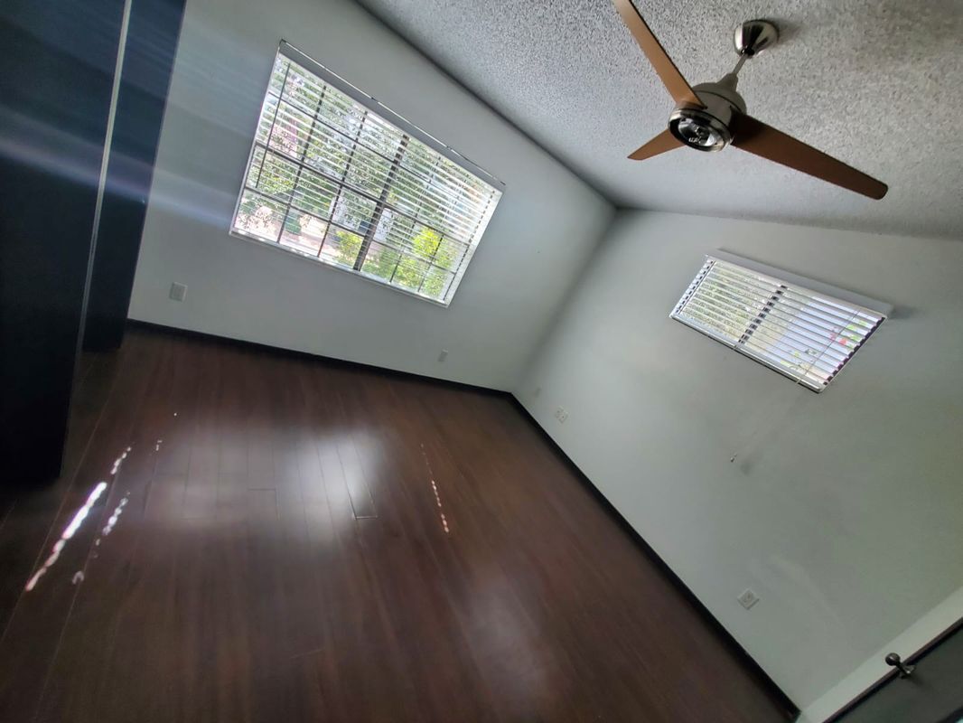 Building Photo - 120 Sunflower Ave