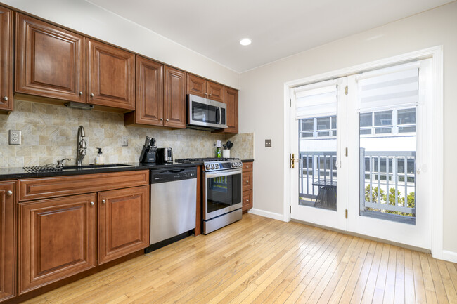 Building Photo - 28 3rd St