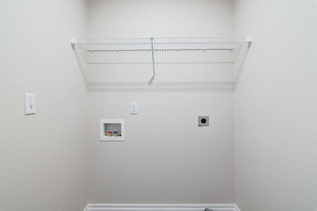 Building Photo - Beautiful, one-year-old 3-bedroom, 2-bath ...