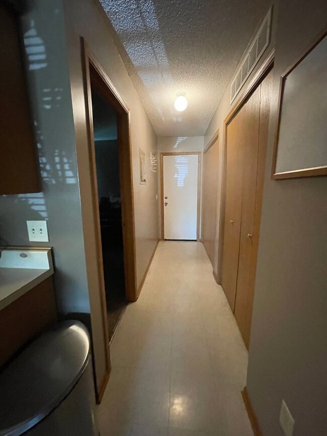 Building Photo - Great Townhome! Close to Campus!