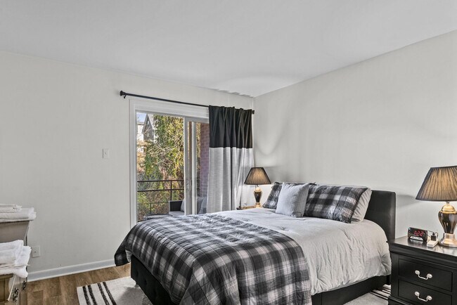 Building Photo - 250 Little St