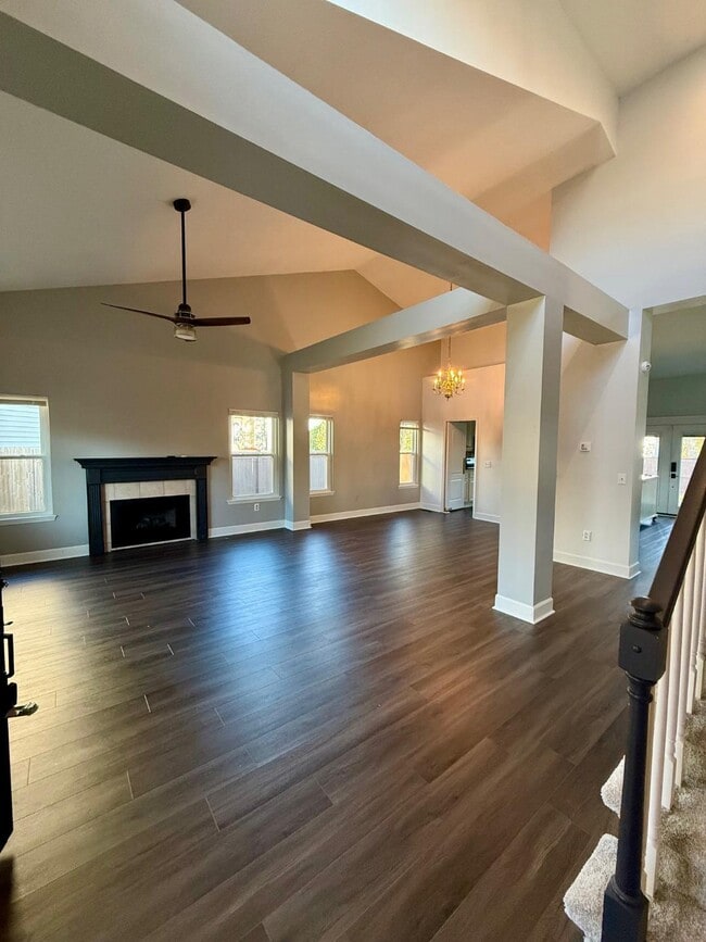 Building Photo - 800 Palomino Ln