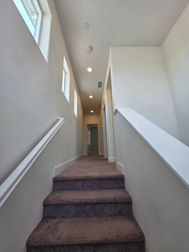 Building Photo - Newer 5 Bedroom 4.5 Bathroom in SE Visalia!! Coming soon!!