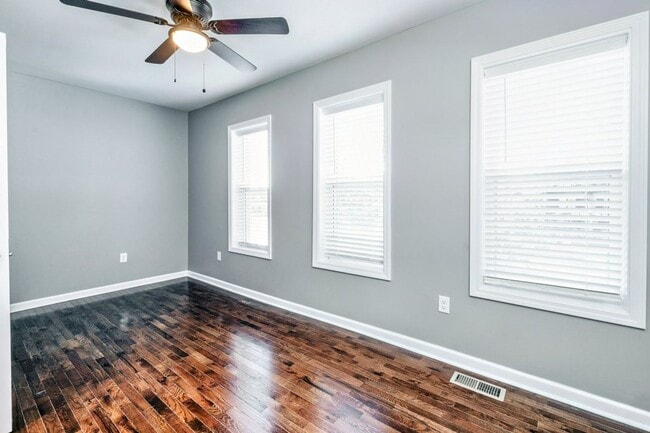 Building Photo - Single Family House! JUST RENOVATED! Centr...