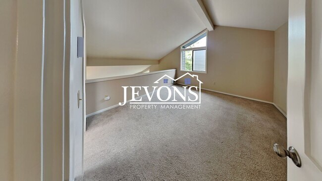 Building Photo - Top-floor 2-level condo with brand-new kit...
