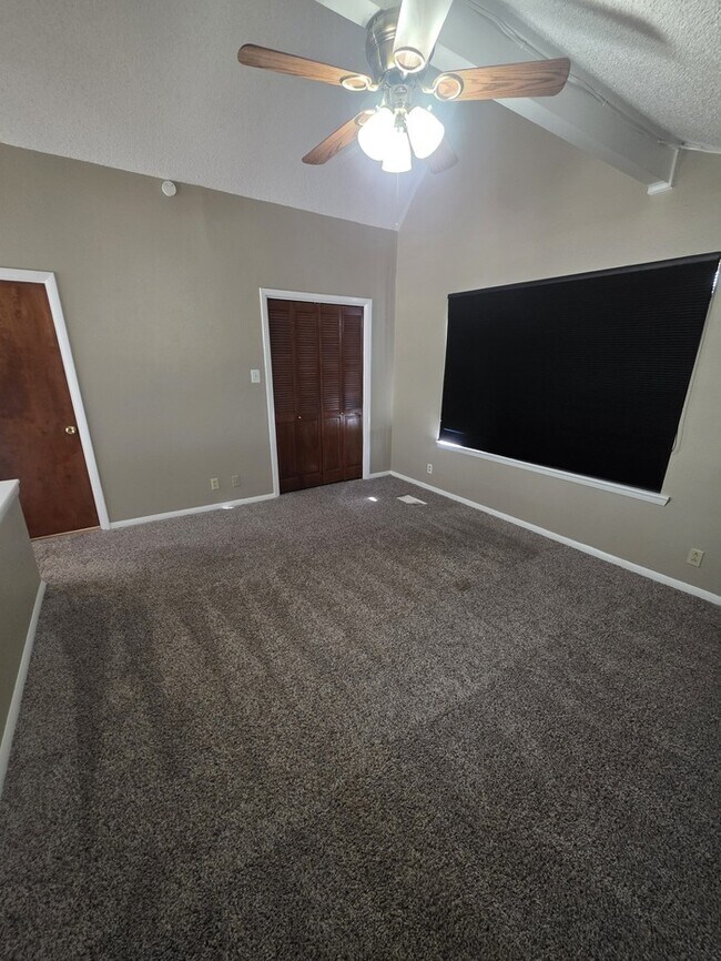 Building Photo - 2 story townhome, 3 bed 2 bath