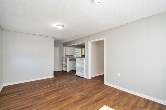 Building Photo - Now Accepting Section 8! Get $500 OFF Your First Month's Rent!