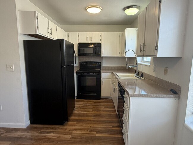 Building Photo - 3200 Azalea Dr
