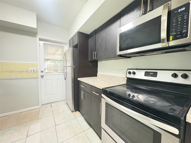 Building Photo - 1900 NW 12th Ave