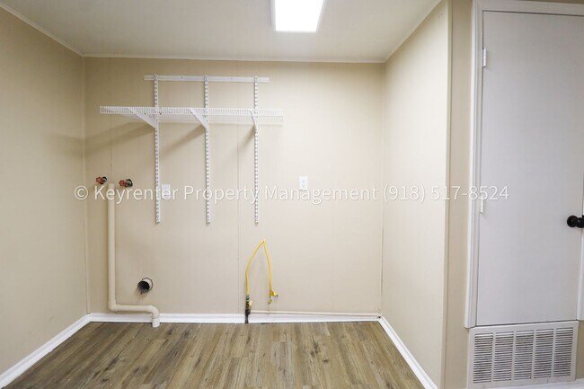 Building Photo - 504 W Chestnut St