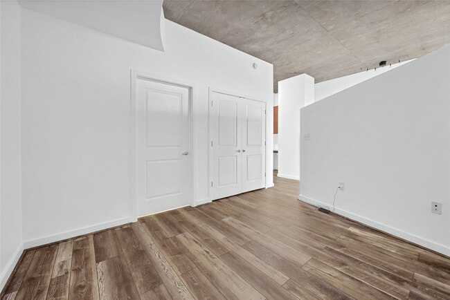 Building Photo - 5925 Almeda Rd