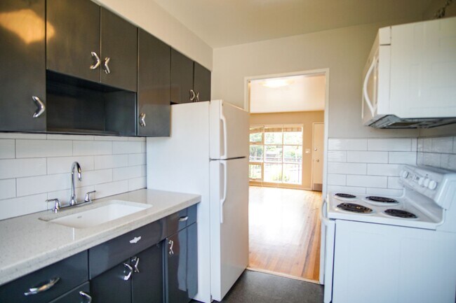 Building Photo - Mid-Century Dream Come True! Lovingly Maintained 2-Bedroom Available Soon!