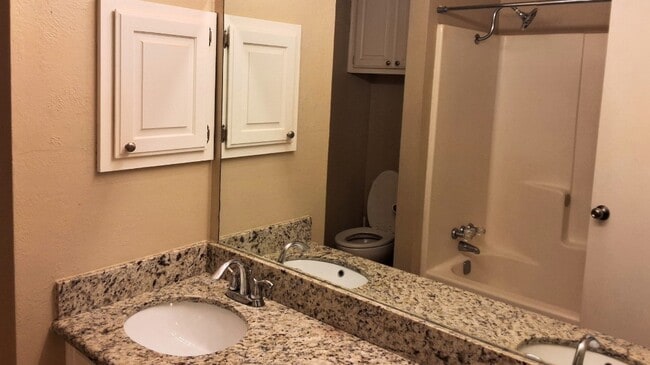 Building Photo - 629 W Ridge Dr