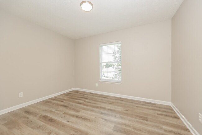Building Photo - 200 Lake Forest Dr