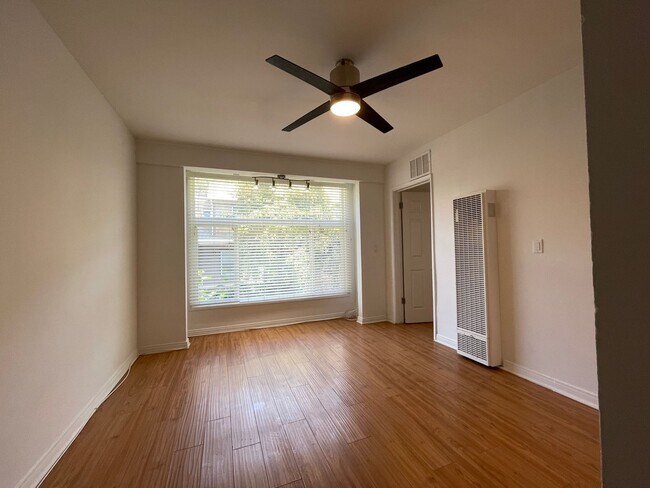 Interior Photo - 400-420 N. Oakland Ave