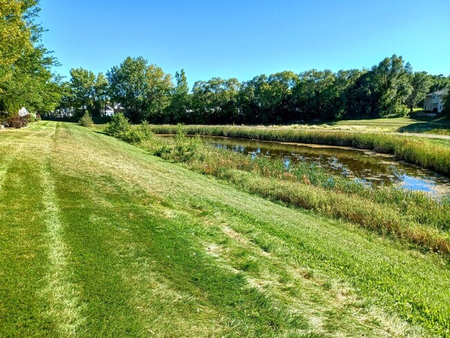 Building Photo - 2 Bedroom 2 Bath End Unit Townhouse - Shakopee