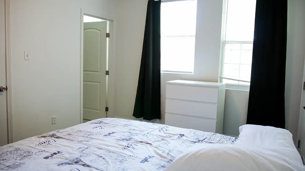Upstairs Bedroom 2 - 3415 Louisiana Avenue Pky