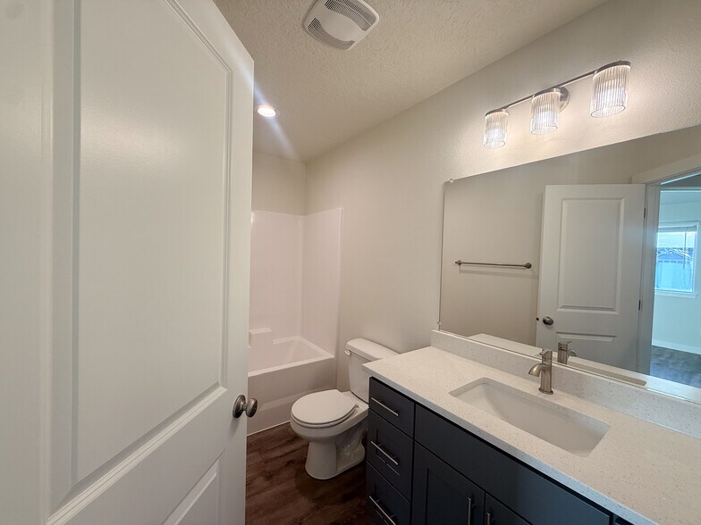 Building Photo - 507 NW Hillcrest Dr