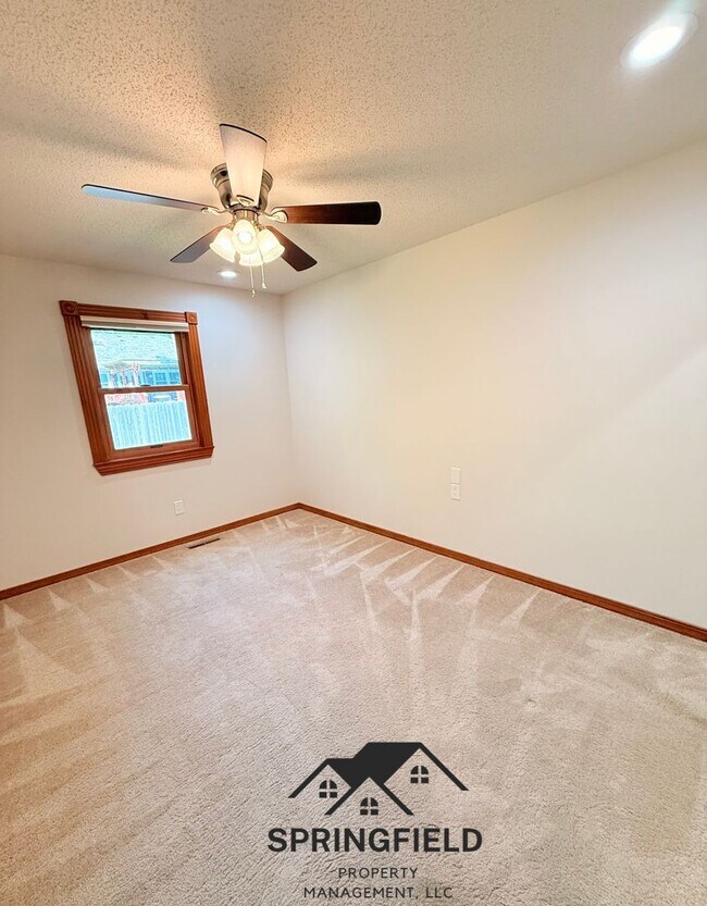 Building Photo - Location-Location, 4 BR / 2 Living Areas in SE Springfield w/ An Amazing Out Door Kitchen - Grill...