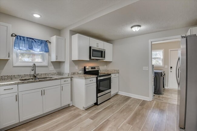 Building Photo - 2 Bed/1 Bath just minutes from Augusta University and Surrey Center, featuring granite countertop...