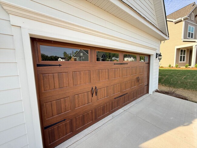 Building Photo - Beautiful New Home in georgous community