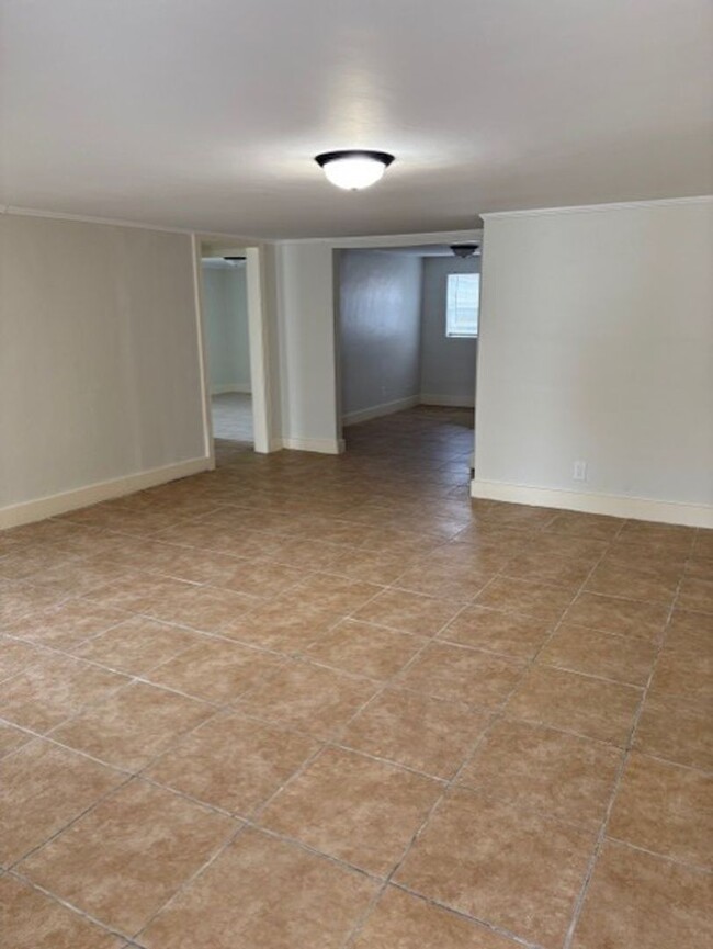 Building Photo - 1420 Marguerite Ave