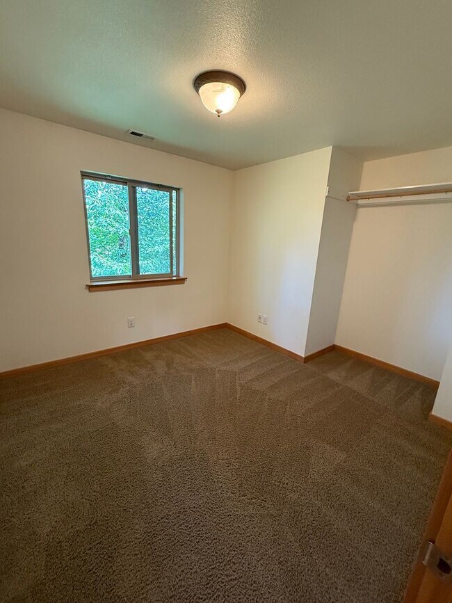 Building Photo - 4 bdrm/2.5 bath Custom Home on the Southside