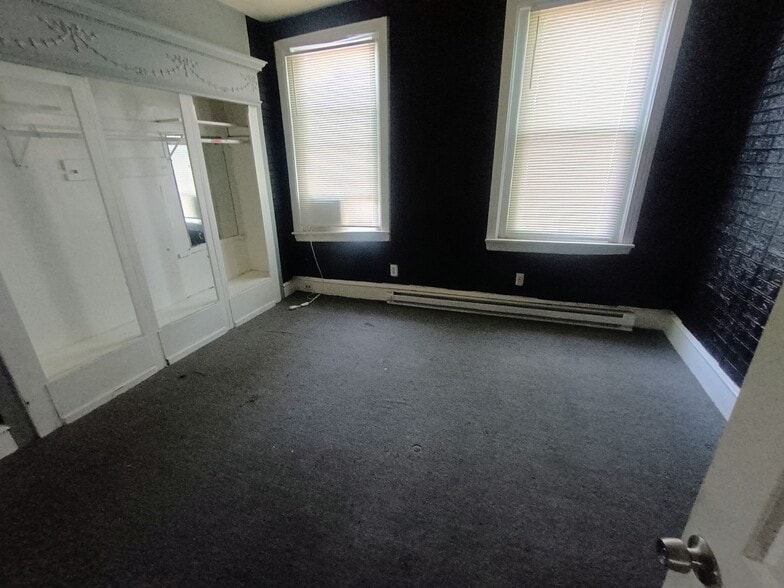 Building Photo - 2338 W Hagert St