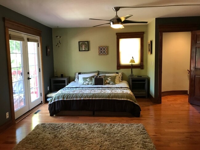 Building Photo - Updated 3 Bed 2 Bath Victorian Style Townhome