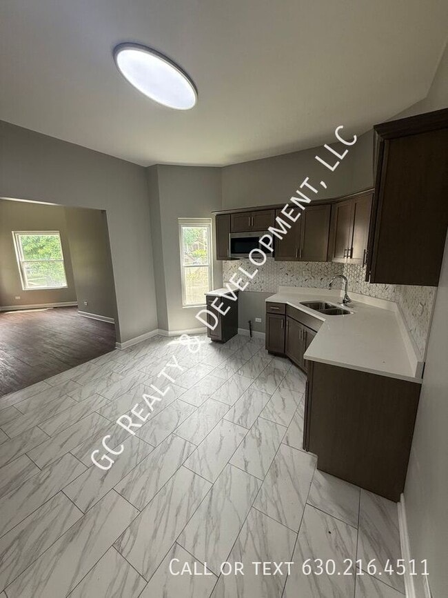 Building Photo - 7230 S Perry Ave