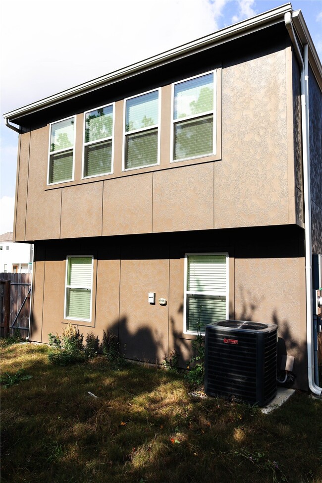 Building Photo - 3316 Vine Ter Trce