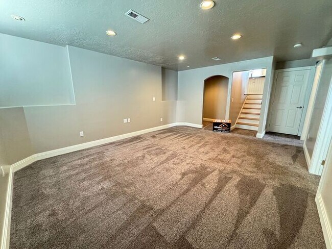 Building Photo - 4 bed 2 bath 2 car garage. Dog Friendly