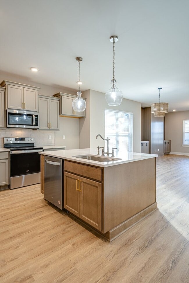Building Photo - 4 Bedroom Rental in The Nations!