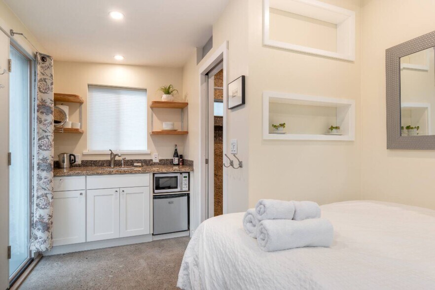 Building Photo - 3924 SE Grant Ct