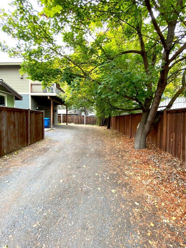 Building Photo - Spacious 3 BR w/ all wood floors and great midtown Bend location