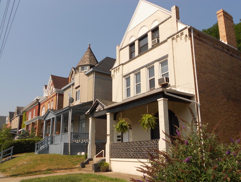 Flat quiet and safe street - 1035 Chislett St