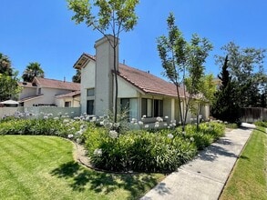 Building Photo - Lower Level w/ Private Fenced Yard!