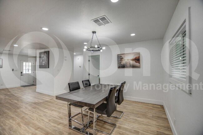 Building Photo - 1725 W Mitchell Dr