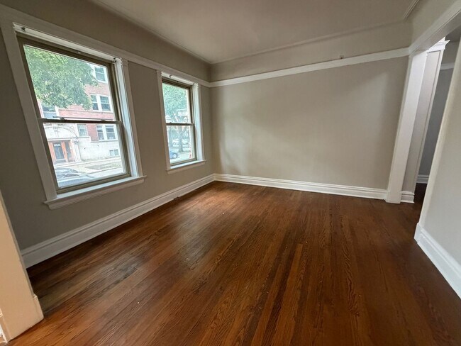 Building Photo - 1352 W Berwyn Ave