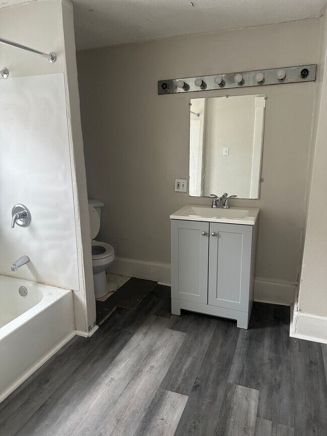 Building Photo - 3bd Single Family Akron Cash Pay