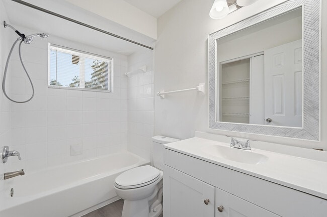 Building Photo - 622 SW 7th Ave