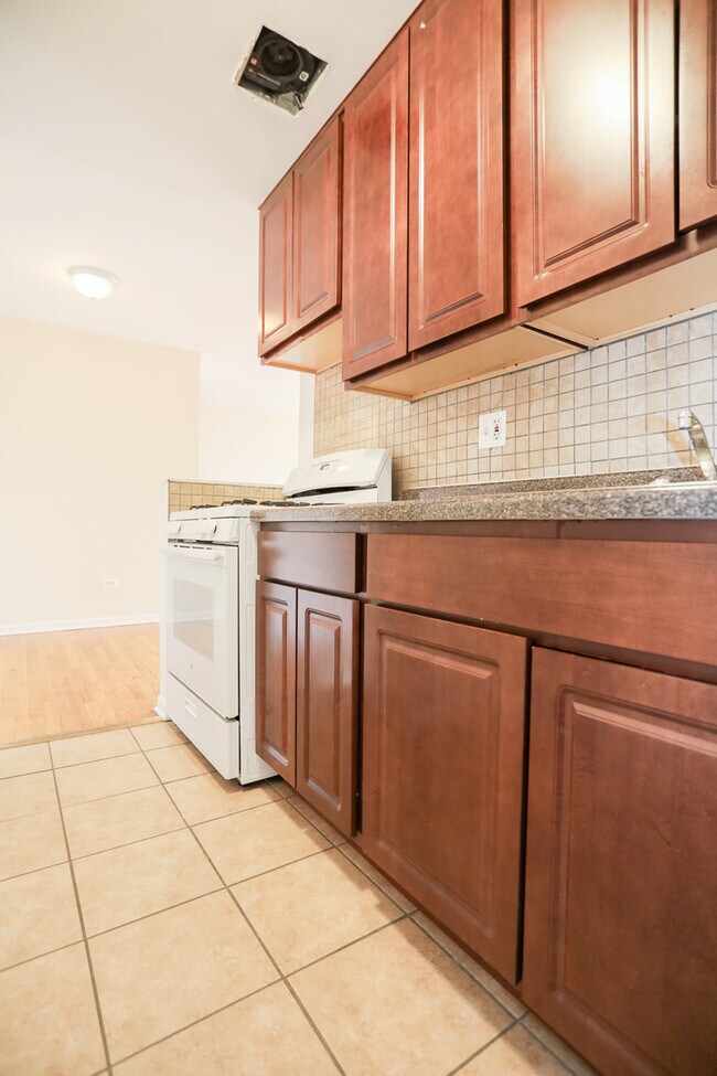 Building Photo - 1055 W Catalpa Ave